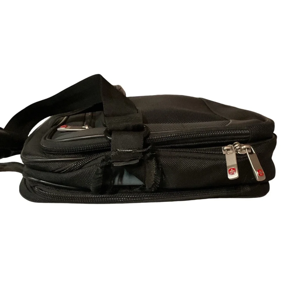 Wenger Men's Mainframe 16